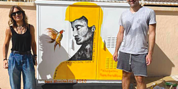 Γιούλη Γκικοπούλου – Η Εικαστικός Που Μεταμόρφωσε Τα ΚΑΦΑΟ Της Πόλης Σε Έργα Τέχνης